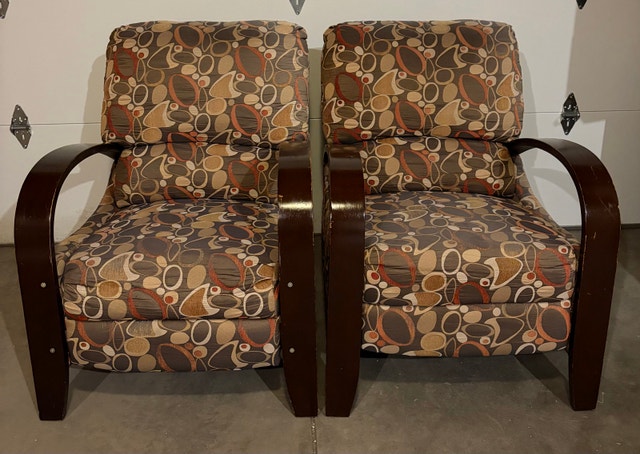 Pair of Reclining Lounge Chairs with Curved Wood Arms - photo 2