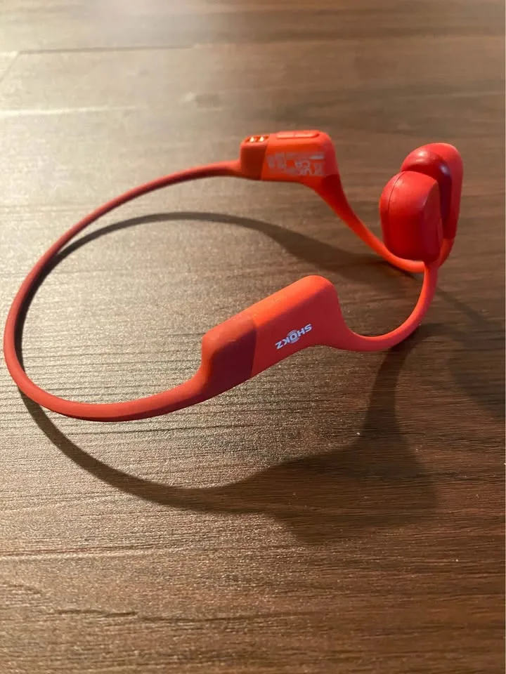 Shokz OpenRun Headphones with Case image indicator(2)