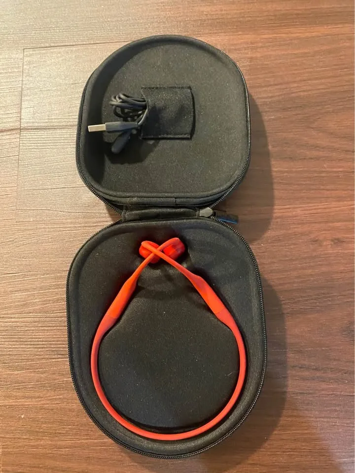 Shokz OpenRun Headphones with Case image indicator(3)