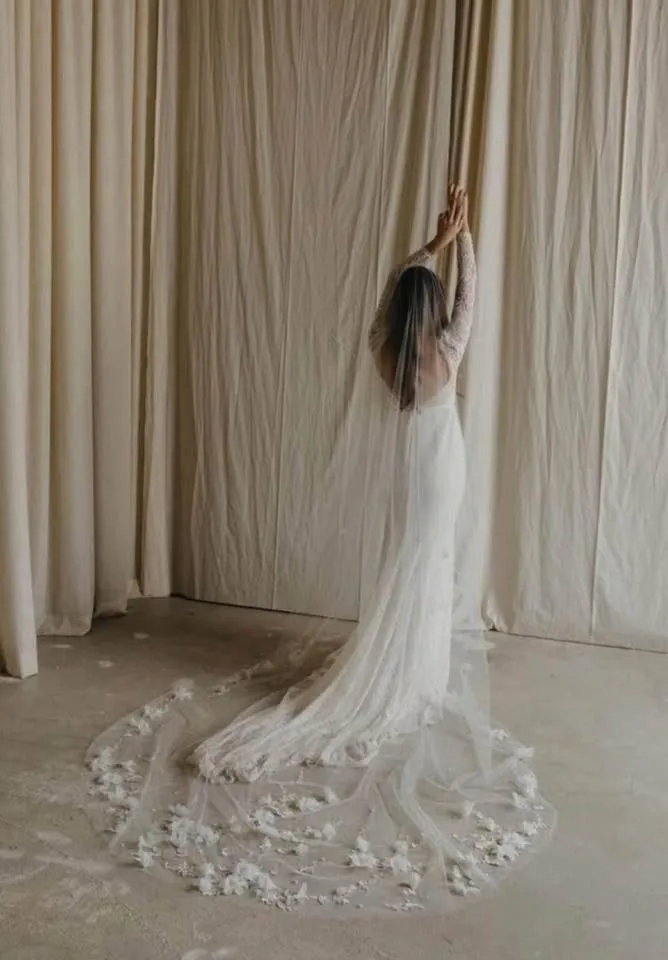 Pearl & Floral cathedral Soft White Veil image indicator(2)