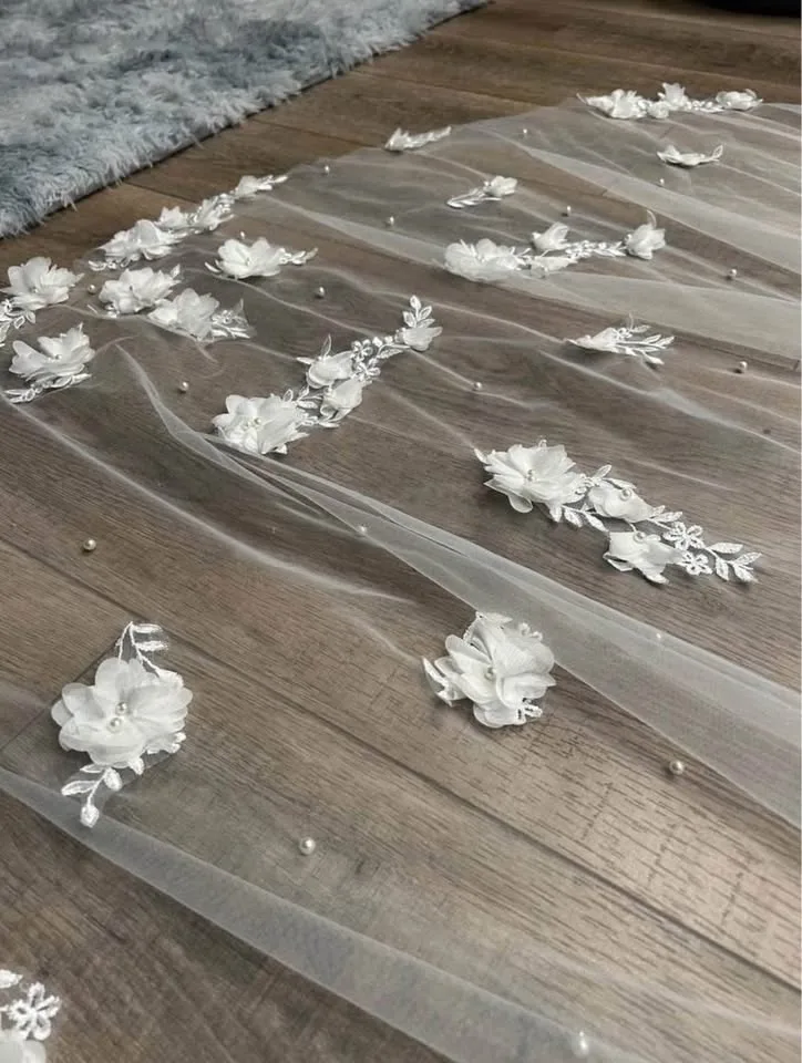 Pearl & Floral cathedral Soft White Veil image indicator(3)