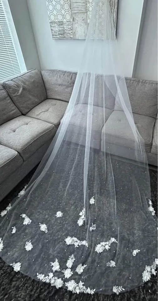 Pearl & Floral cathedral Soft White Veil image indicator(4)