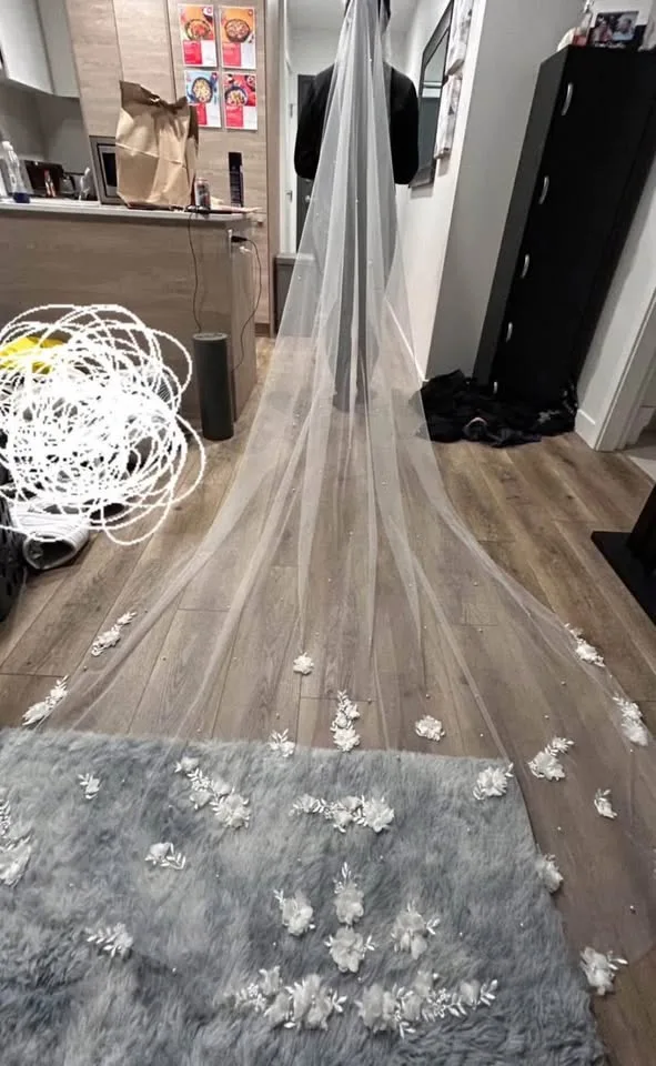 Pearl & Floral cathedral Soft White Veil image indicator(8)