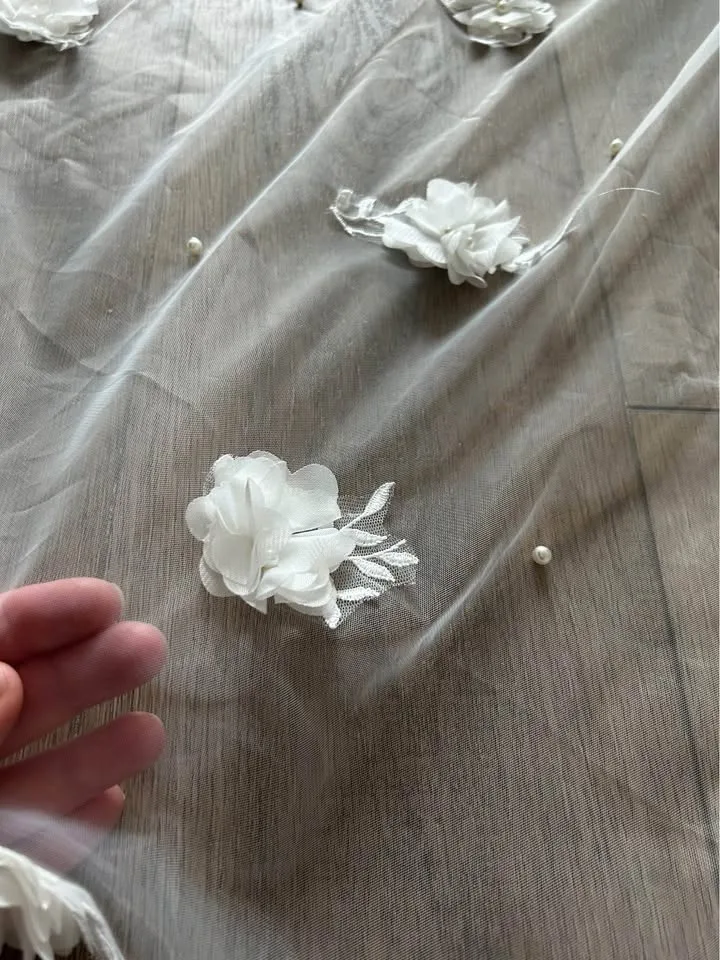 Pearl & Floral cathedral Soft White Veil image indicator(10)