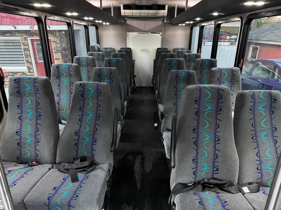 2016 Ford Econoline E350 Super Duty Passenger - photo 2