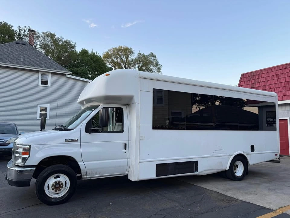 2016 Ford Econoline E350 Super Duty Passenger - photo 4