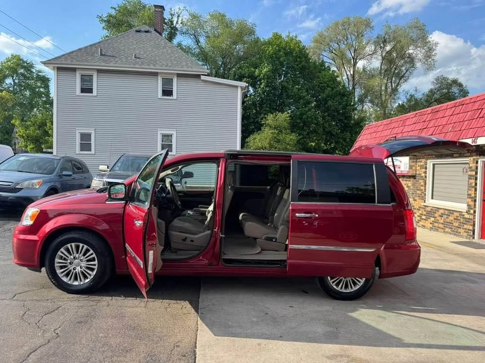2015 Chrysler Town & Country Touring - photo 4