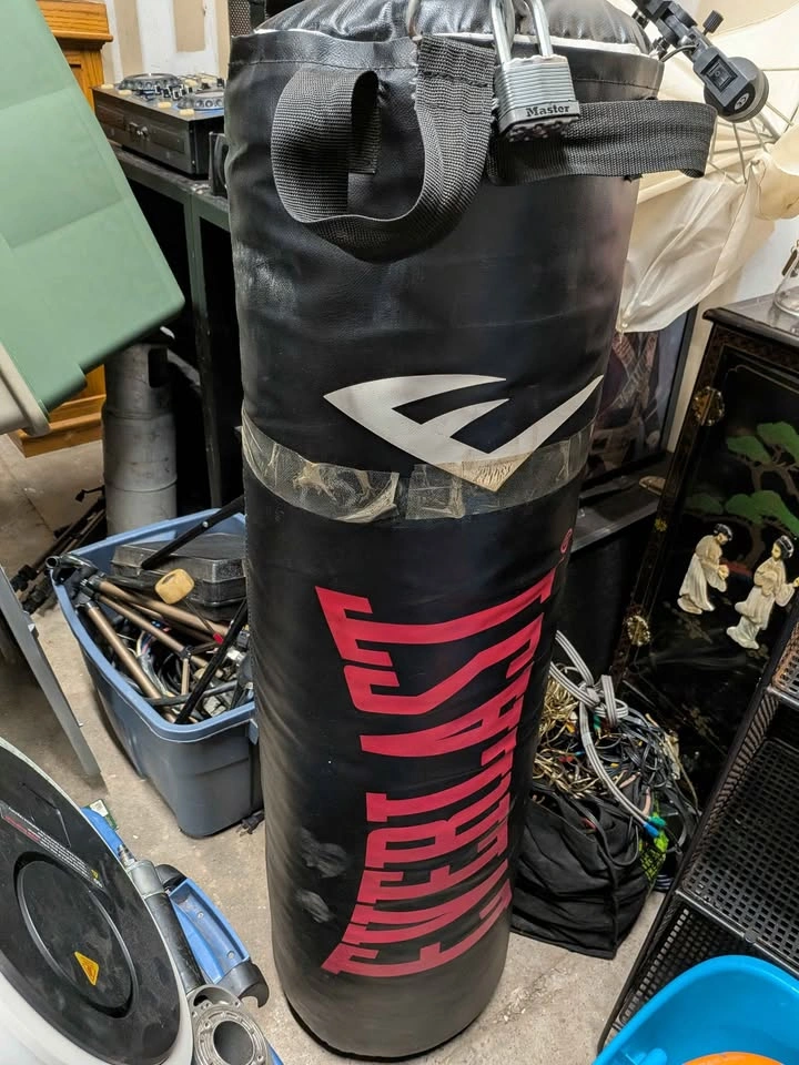Everlast Heavy Punching Bag + Stand Frame needs bolts - photo 2