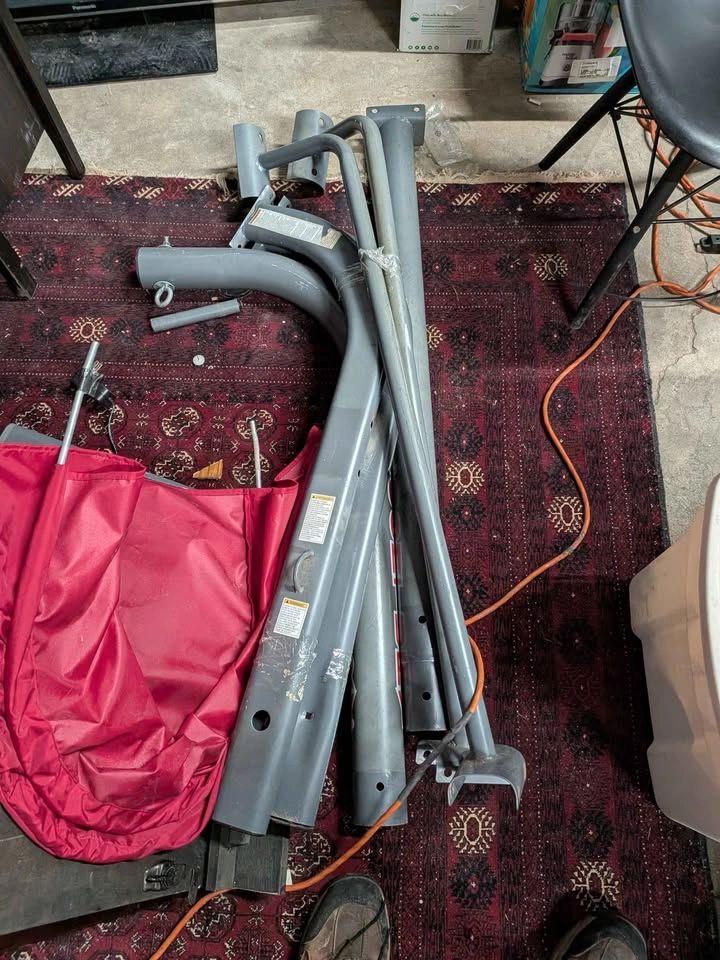 Everlast Heavy Punching Bag + Stand Frame needs bolts - photo 3