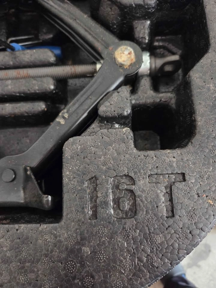 OEM Kia Spare Tire Jack & Tool Kit - Brand New - photo 2