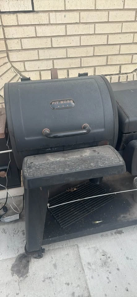Pit Boss Wood Pellet Smoker Grill & Propane Griddle Combo - photo 3