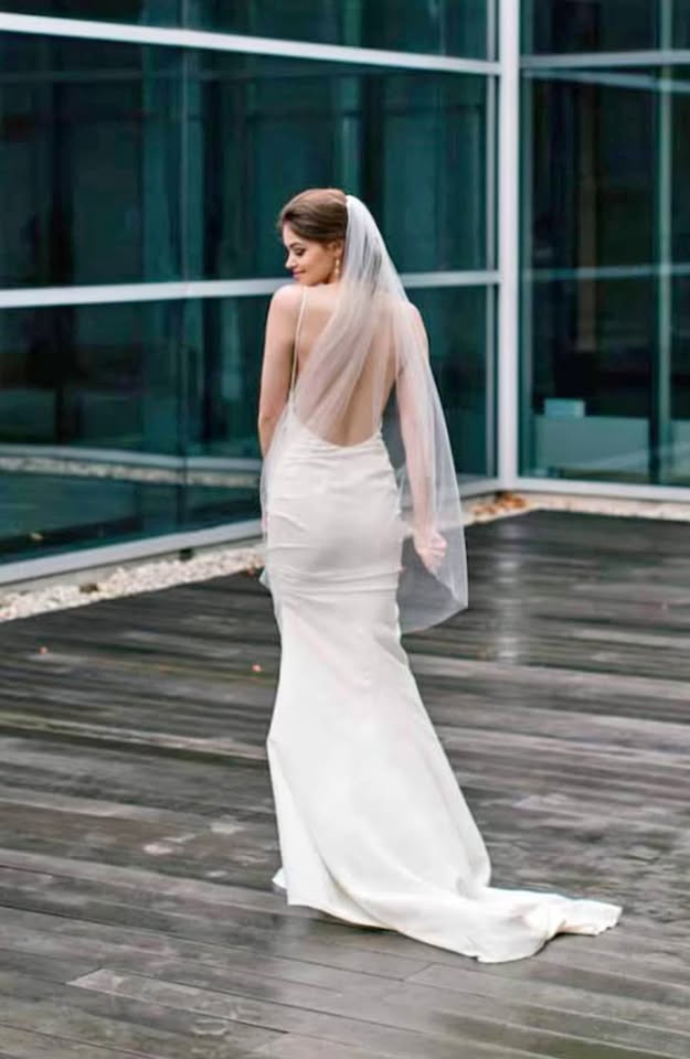 Raw edge Fingertip Veil Soft white & ivory