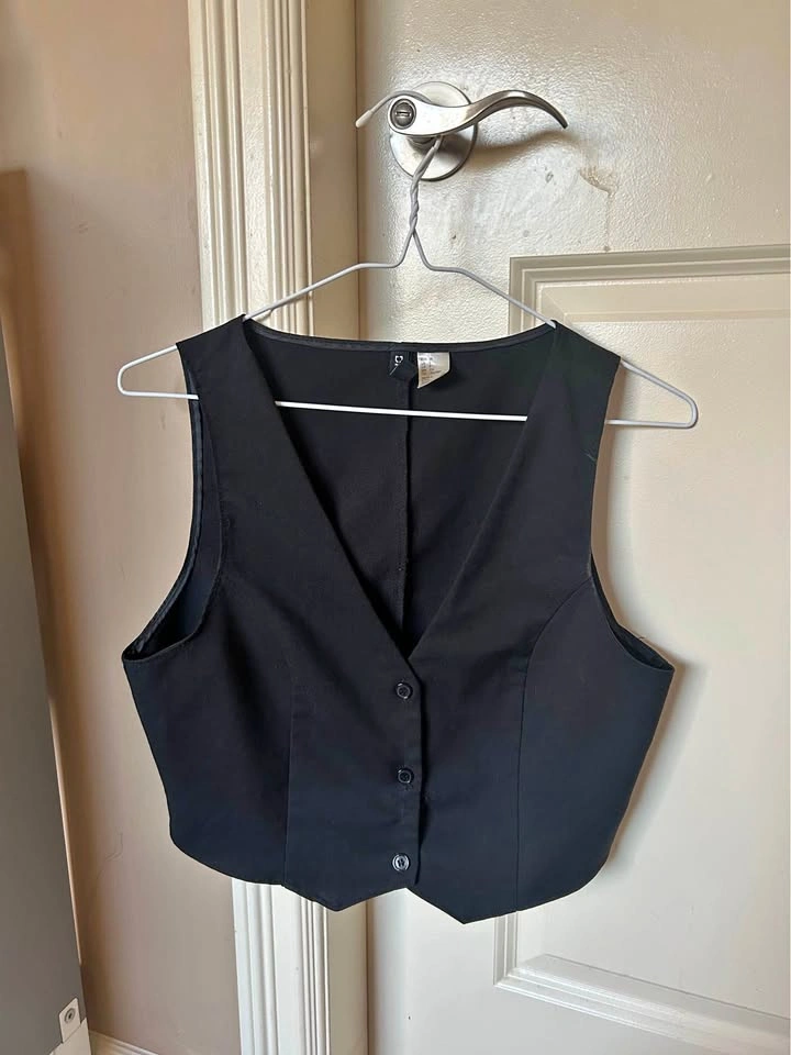 H&M Divided Black Cropped Vest Size Small