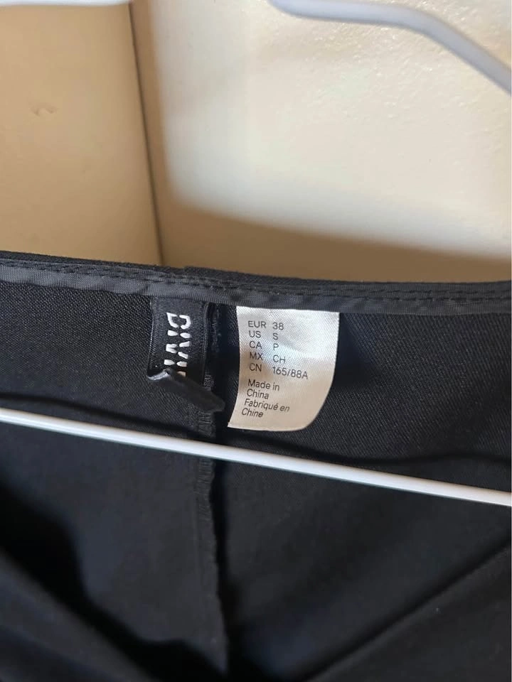 H&M Divided Black Cropped Vest Size Small - photo 2