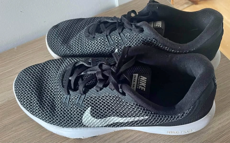 Women’s 9.5 Nike Running Shoes