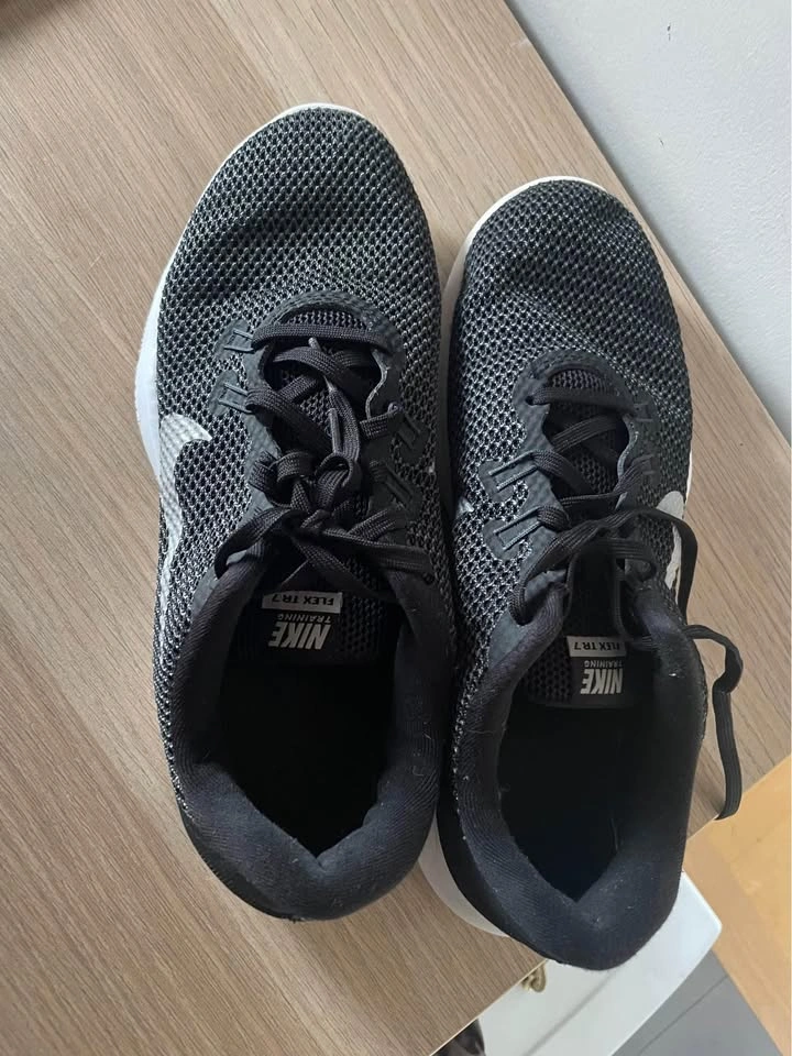 Women’s 9.5 Nike Running Shoes - photo 2