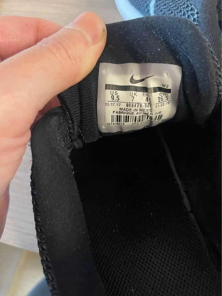 Women’s 9.5 Nike Running Shoes - photo 3