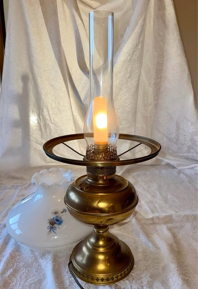 Rayo Electric Lamp w/ Opal Tam-O-Shanter Milk Glass Shade - photo 4