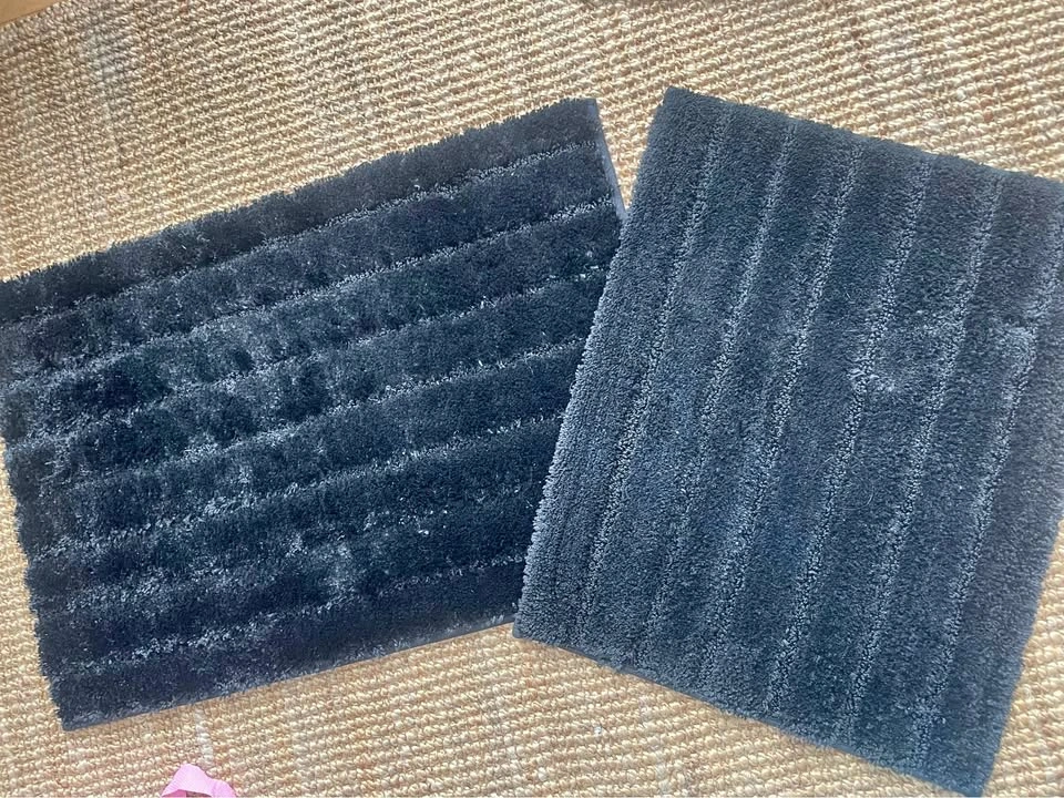 Set of 2 black bath mats 30x20, 23x19”