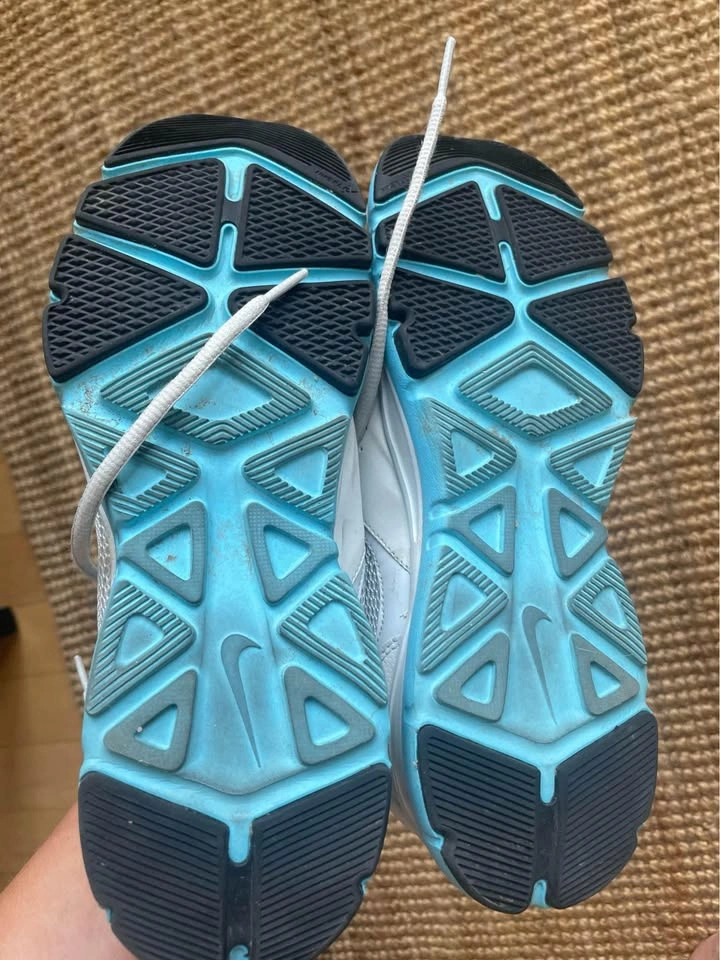 Worn once Nike running shoes, women’s 10 - photo 3