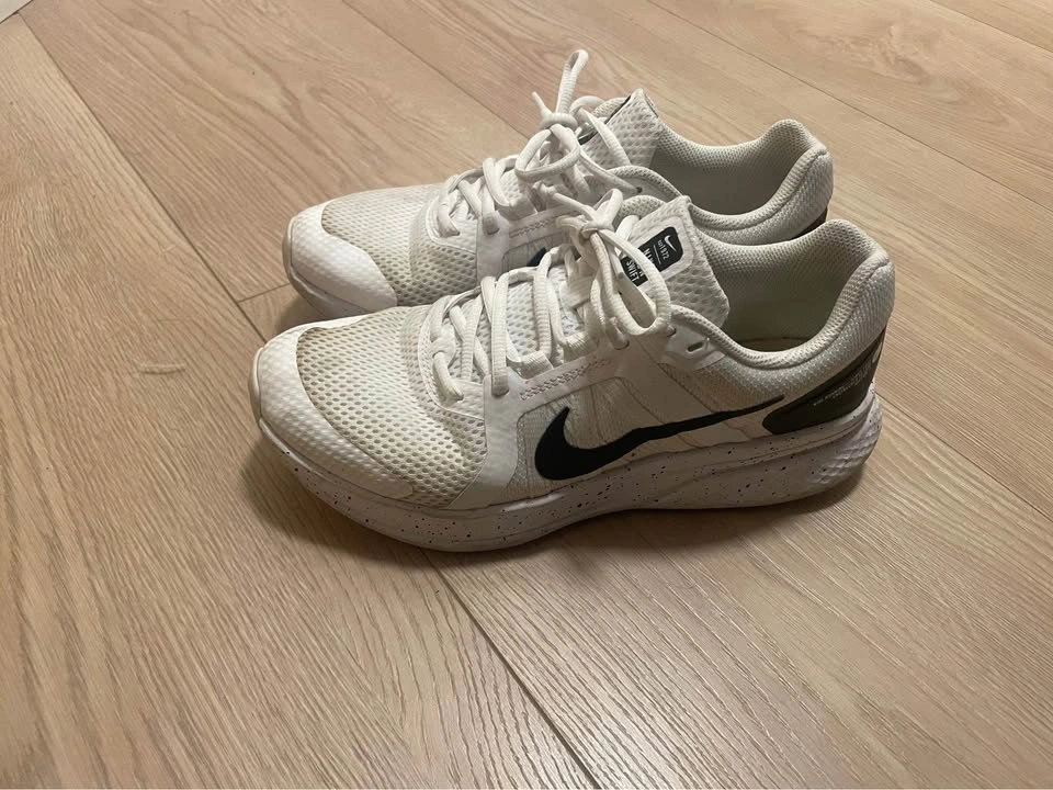 Nike running shoes, women’s 9.5 good condition - photo 3