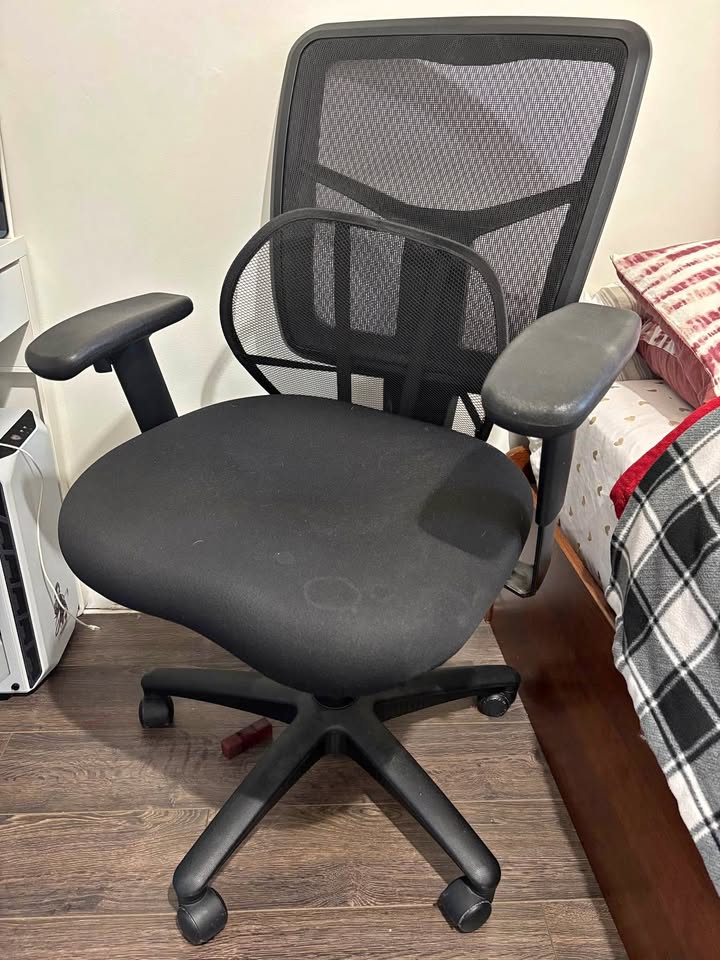 Computer chair with lumber support