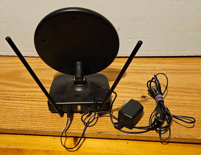 Radio Shack Powered TV Antenna - photo 2