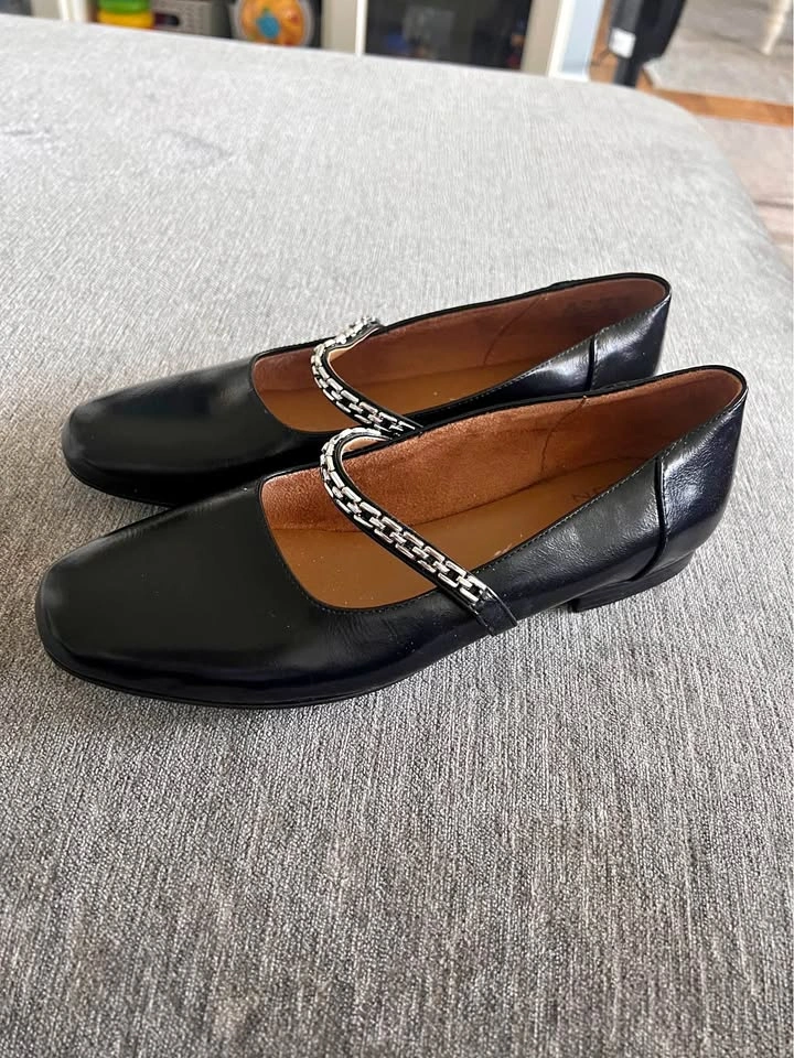 Women’s Naturalizer Mary Jane’s size 9.5