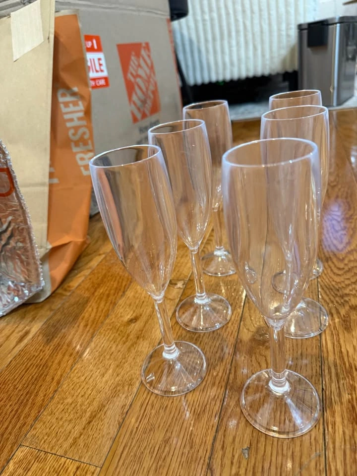 Glassware Set - 6 Tall Glasses, 4 Wine Glasses, 6 Plastic Champa - photo 3