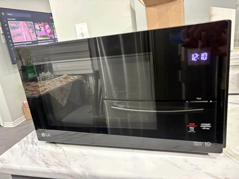 LG Smart Inverter Microwave Oven 1.5 CU.FT.