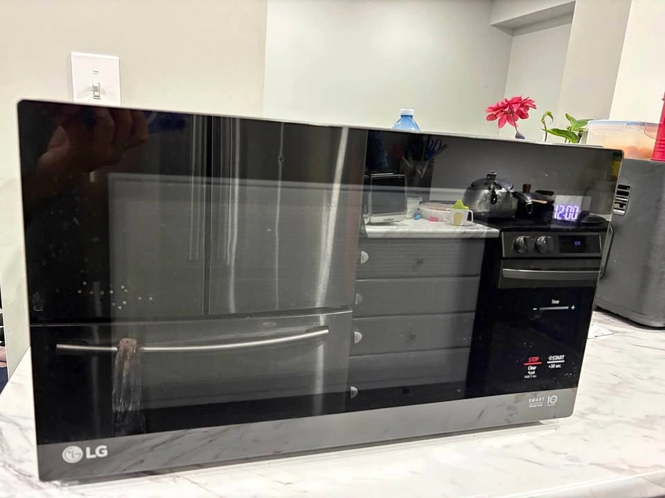 LG Smart Inverter Microwave 1.5 cu ft