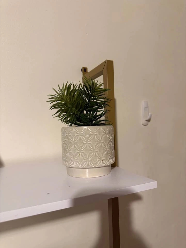 Moving Sale: Flower Decorations - photo 2