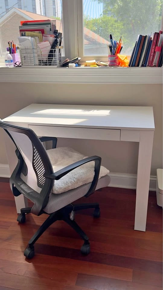 White desk with drawer (Medical District/60612)
