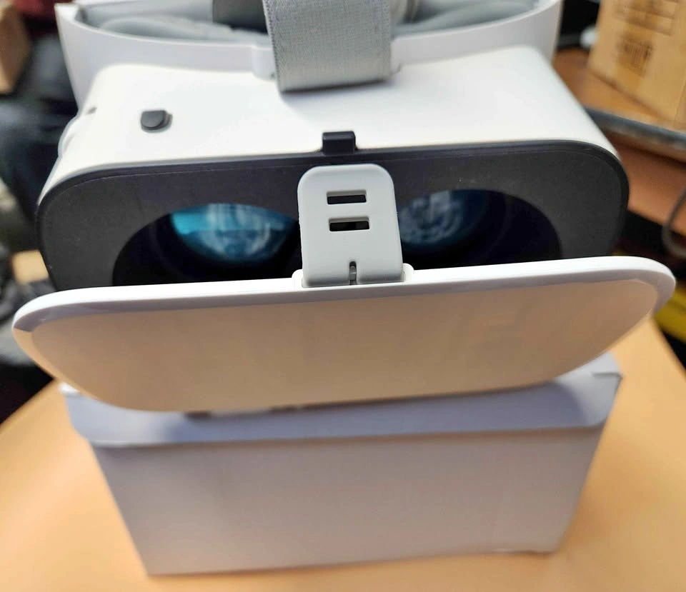 Virtual Reality Headset for Phones