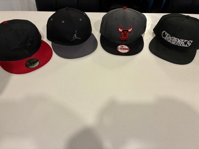LOT DE 4 CASQUETTES LIDS (New Era, Jordan, Bulls)