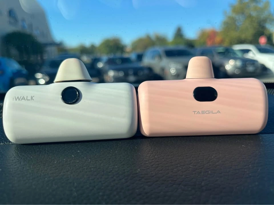 Brand new never used portable chargers - photo 2