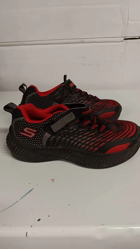 Skechers Black and Red Kids Sneakers Size 1.5 - photo 2