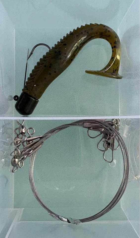 Fishing Lure Lot: ChatterBait, Crankbait, Spoons, Frog, Grub, Le - photo 4