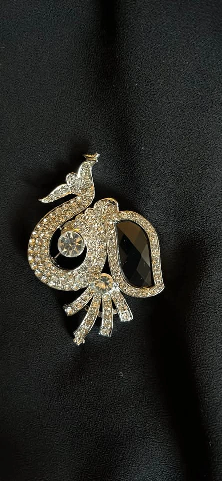 Elegant Navy and White Crystal Peacock Brooch - photo 2