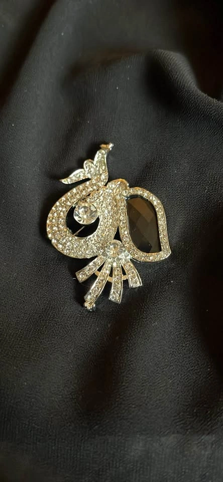 Elegant Navy and White Crystal Peacock Brooch - photo 3