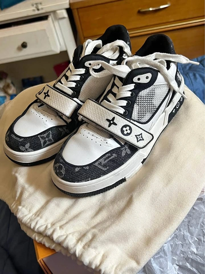 Size 6 LV Trainer Sneakers