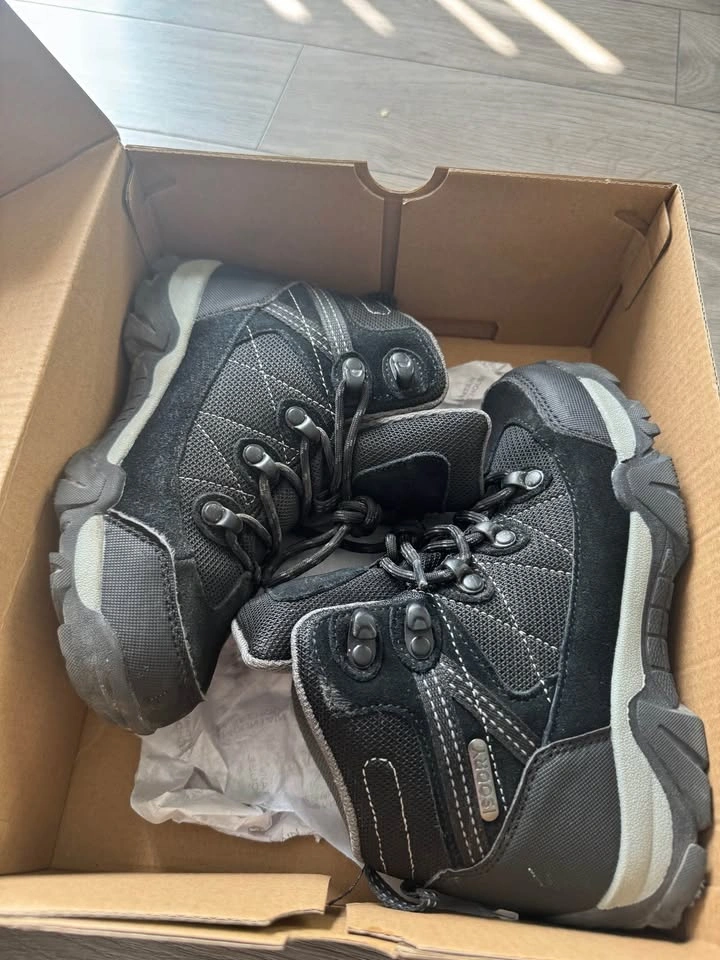Kids waterproof hiking boots (Size 2) - photo 2