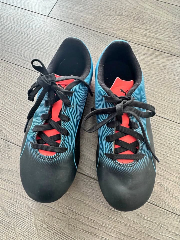 Kids soccer cleats (Size 1)