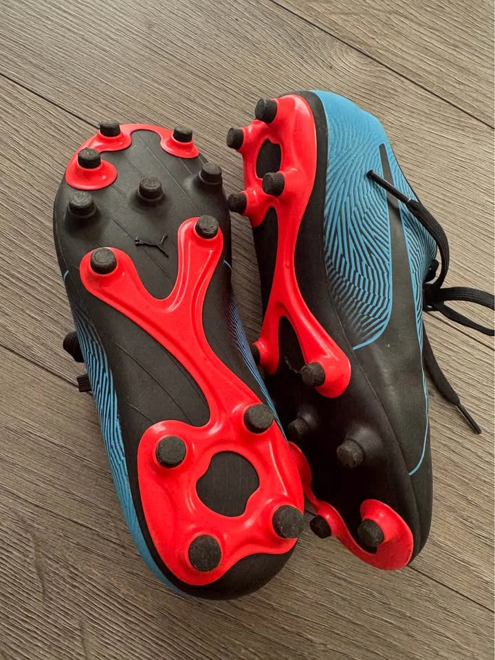 Kids soccer cleats (Size 1) - photo 2