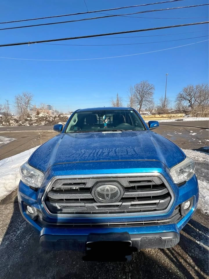 2018 Toyota Tacoma Truck 4x4 (low mileage)