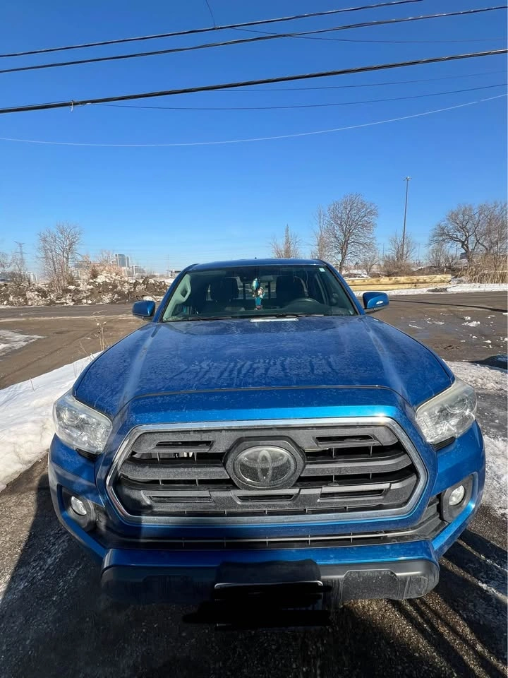 2018 Toyota Tacoma Truck 4x4 (low mileage) - photo 2