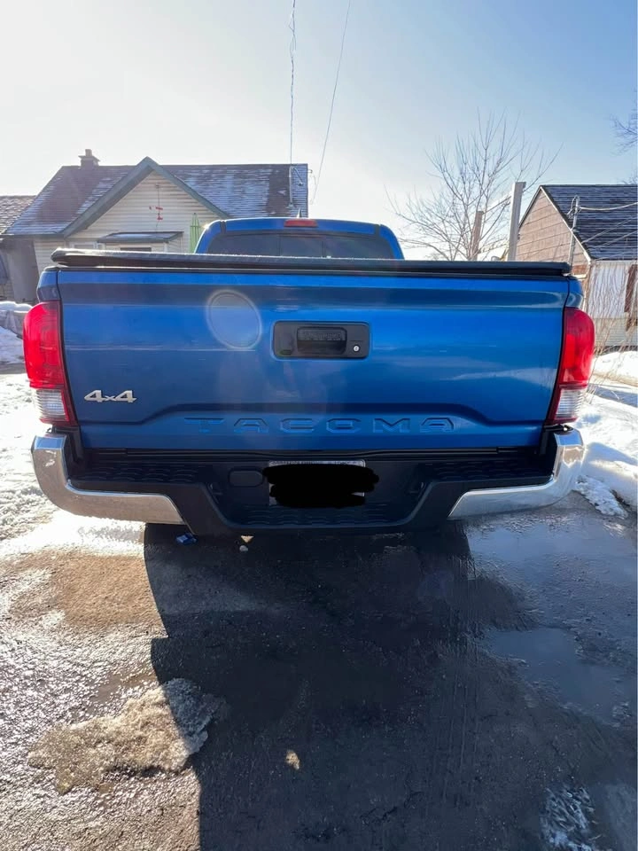 2018 Toyota Tacoma Truck 4x4 (low mileage) - photo 4