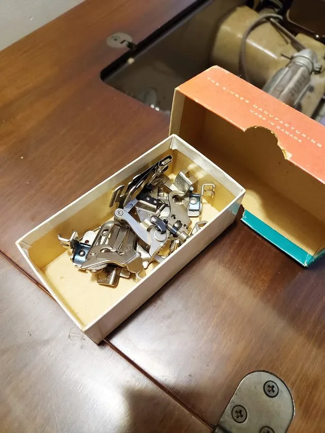 Working Antique Singer Sewing Machine image indicator(7)