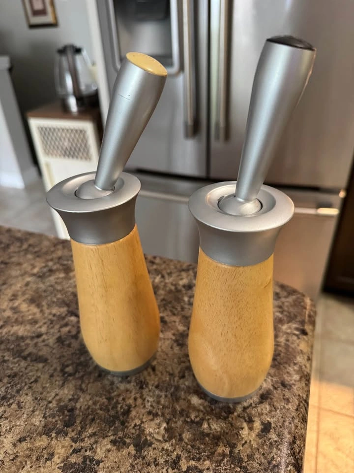Chef'n Salt and Pepper Grinders - photo 2