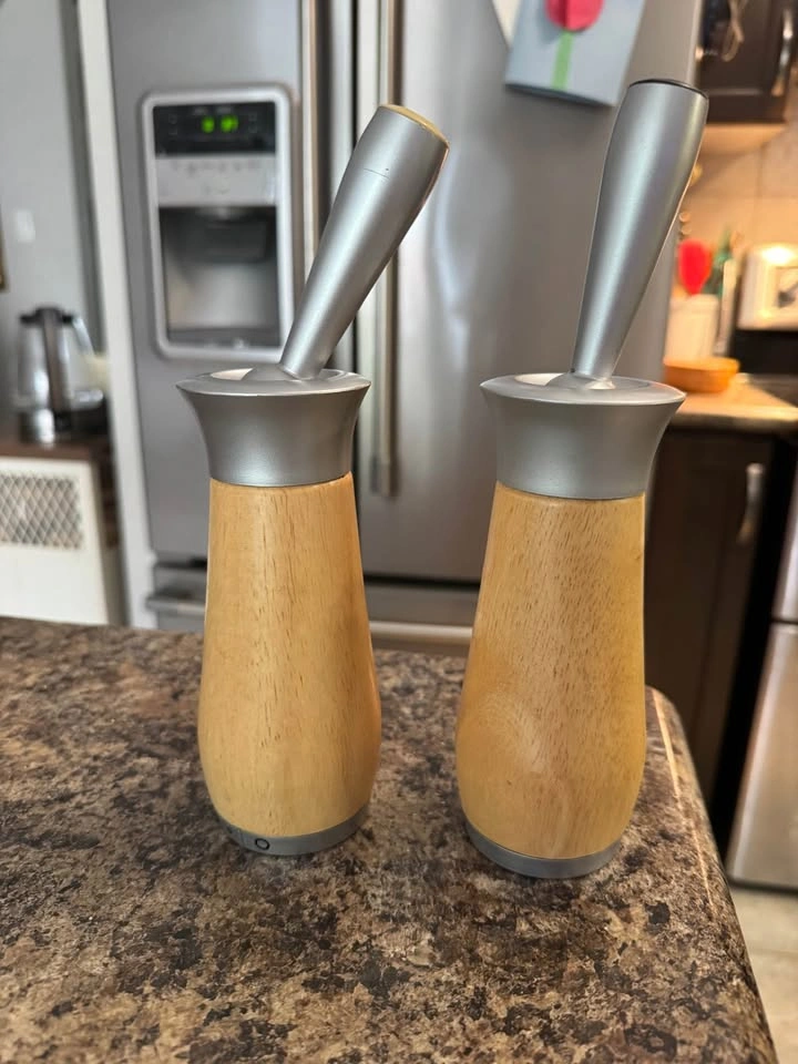 Chef'n Salt and Pepper Grinders - photo 4